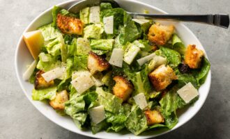 Классический рецепт салат Цезарь с чесночными сухариками и с курицей