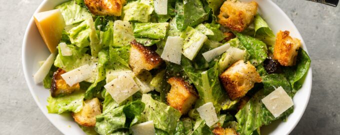 Классический рецепт салат Цезарь с чесночными сухариками и с курицей