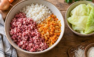 Мясной фарш, рис и пассерованные овощи для начинки голубцов