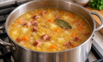 Варка горохового супа с картофелем, овощами и копчёностями