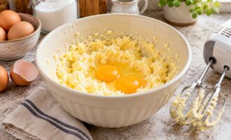 Сливочное масло с сахаром и яйца для вафельного теста